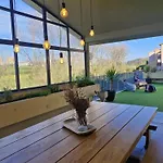 Azurara Guesthouse אורחן