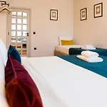 Azurara Guesthouse *