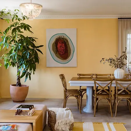 Azurara Guesthouse אורחן
